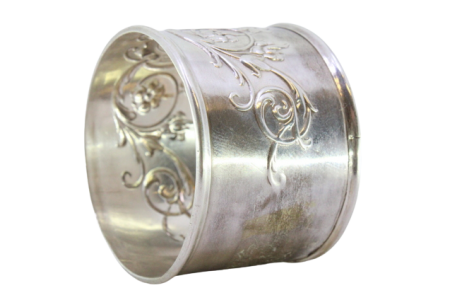 Argola de guardanapo em prata com motivos florais relevados envolvendo cartela para monograma.